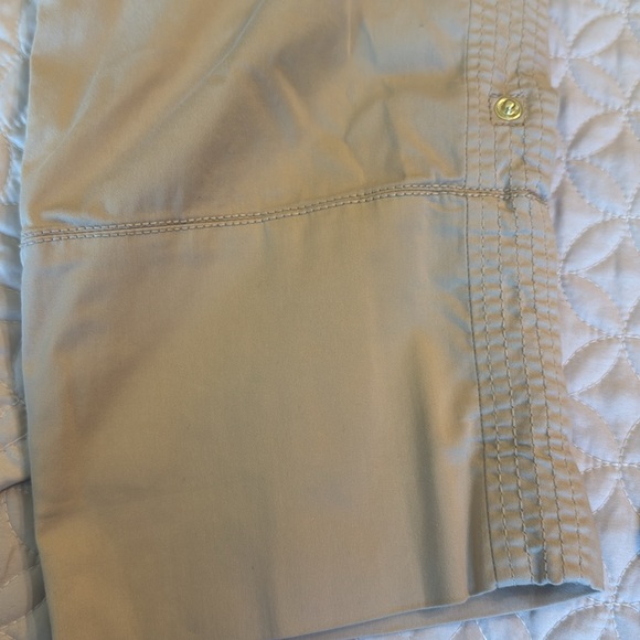 Really nice Chico‘s pants. They are almost like a cargo pant with side pockets . - Picture 2 of 9